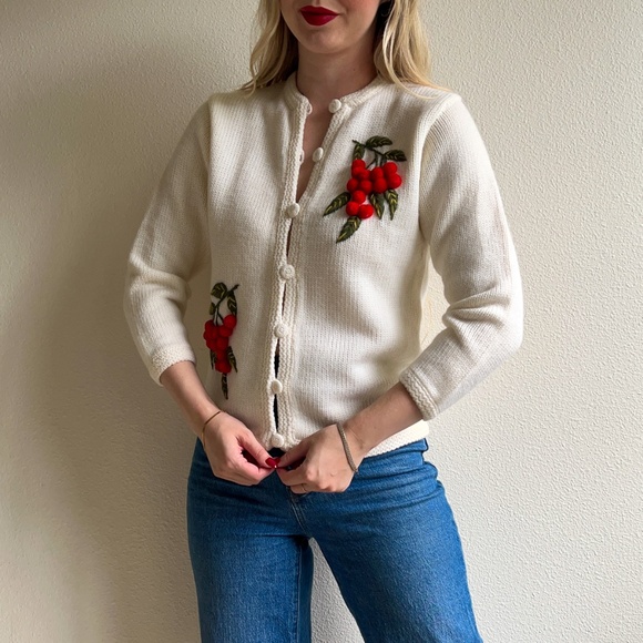 Adorable Vintage 1950s White Wool Cardigan With Red Berries (S/M) - Picture 2 of 12